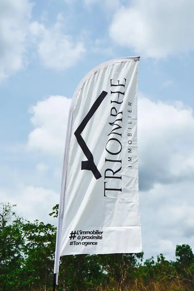Équipe Triomphe Immobilier au siège Abidjan